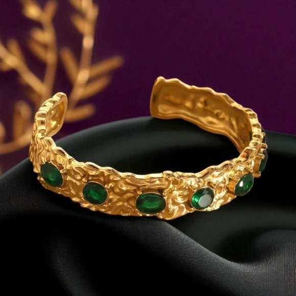 🆕️Vintage-Inspired Gold Cuff Bracelet | Green Zirconia Gems | 18K Gold Plated ✨ - Picture 10 of 15